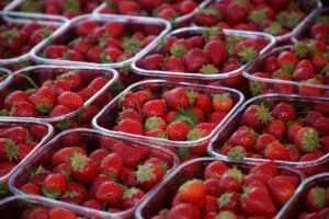 strawberries, market, food-8177601.jpg